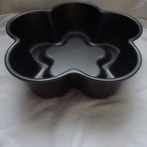 Petal Cast Aluminum Bundt Cake Pan 8 Cup